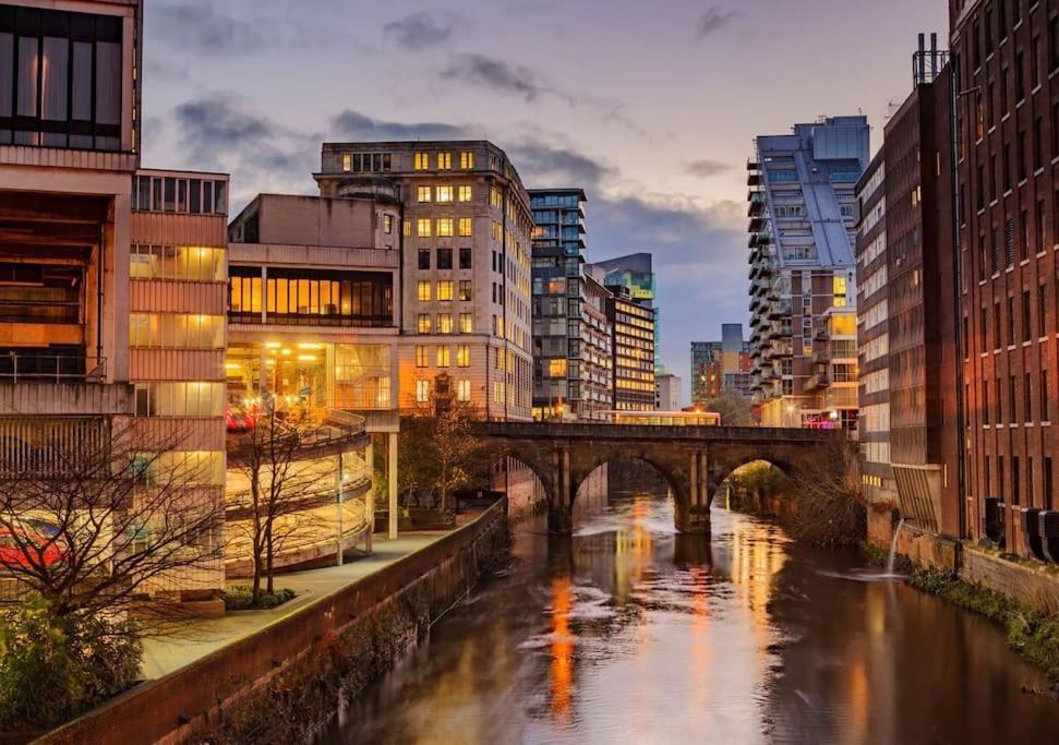 Central Manchester-1Br Apartment Free Parking-Cinema Room Exterior photo
